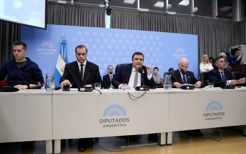 Manotazos de ahogado: la guerra de estrategias del oficialismo en Diputados para demorar la sesión por endeudamiento familiar