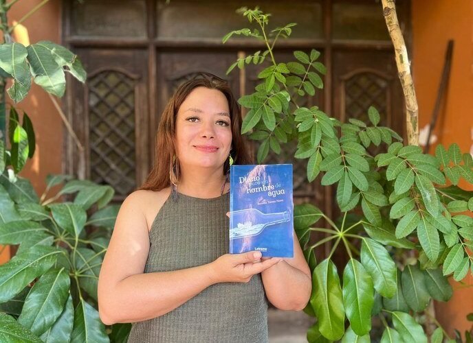 RENATTA TORRES NAVA CONVIERTE EL AGUA EN LENGUAJE POÉTICO EN «DIARIO PARA UN HOMBRE DE AGUA»