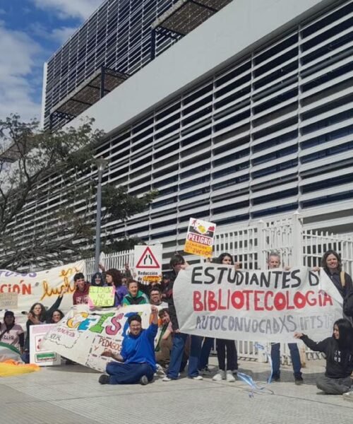 La comunidad educativa marchó para frenar el desmantelamiento de los Institutos de Formación porteños