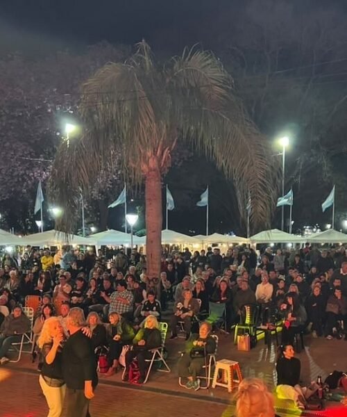 La Plaza Capitán de los Andes vivió una noche tanguera llena de gente