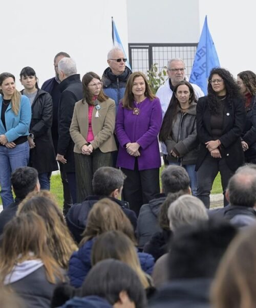 Kicillof entregó viviendas en La Plata y volvió a confrontar con Milei: “Demostramos que hay otra manera de gobernar”