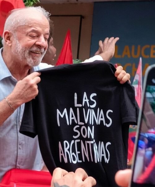 Lula mostró la remera de Malvinas en el cierre de su campaña en Río