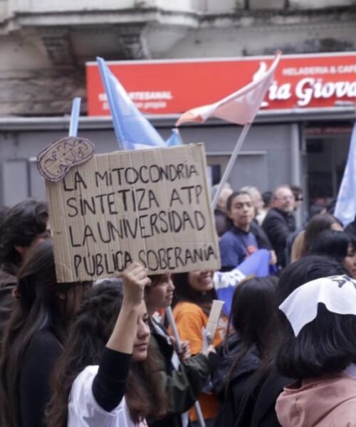 Masiva movilización al Congreso en defensa de la universidad pública en medio de un fuerte operativo policial