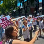Organizan abrazos, marchas y banderazos para frenar el cierre de grados y cursos en escuelas porteñas