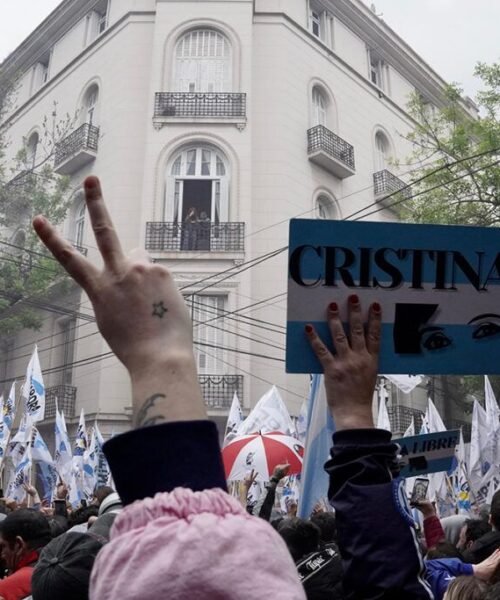 Cristina se asomó al balcón para saludar a la militancia en el Día de la Lealtad