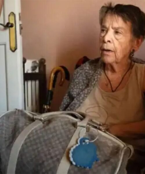 Homenajes en la Puerta del Sol a Maricarmen, la mujer deshauciada a los 87 años